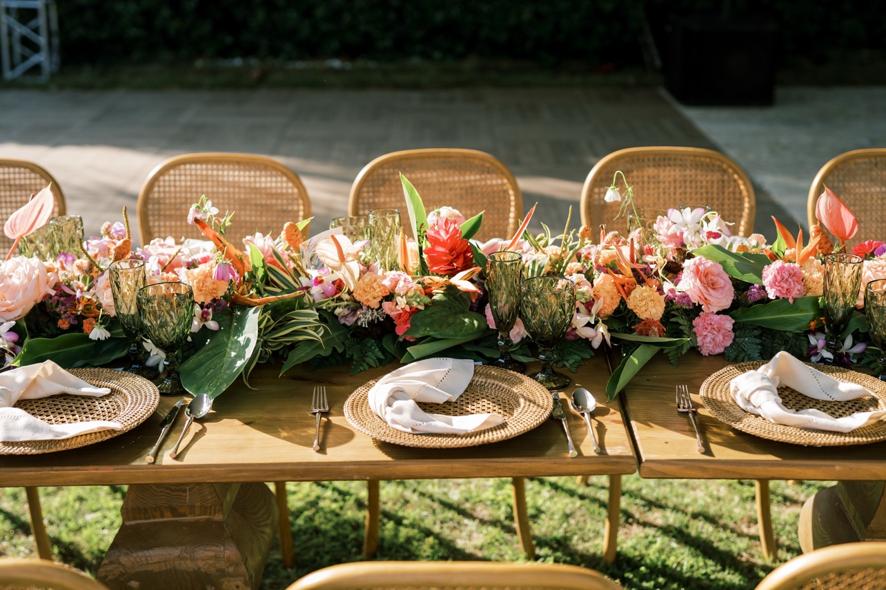Mesa de boda al aire libre con flores tropicales y detalles naturales