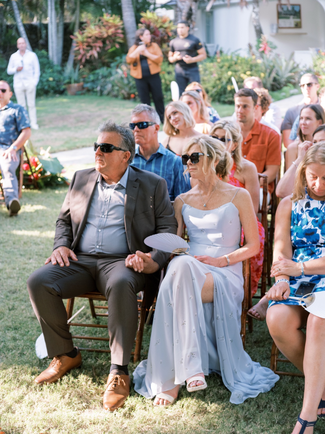 Invitados sentados durante la ceremonia en el jardín