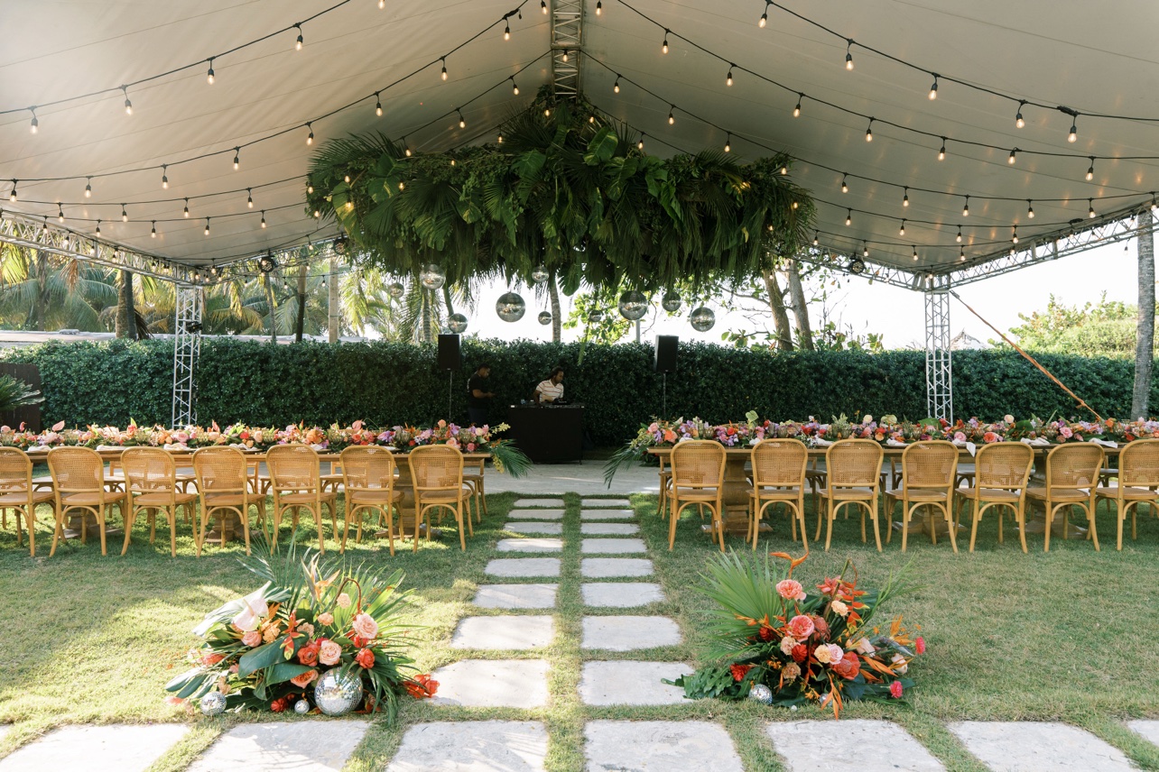 Carpa de recepción completa con flores colgantes