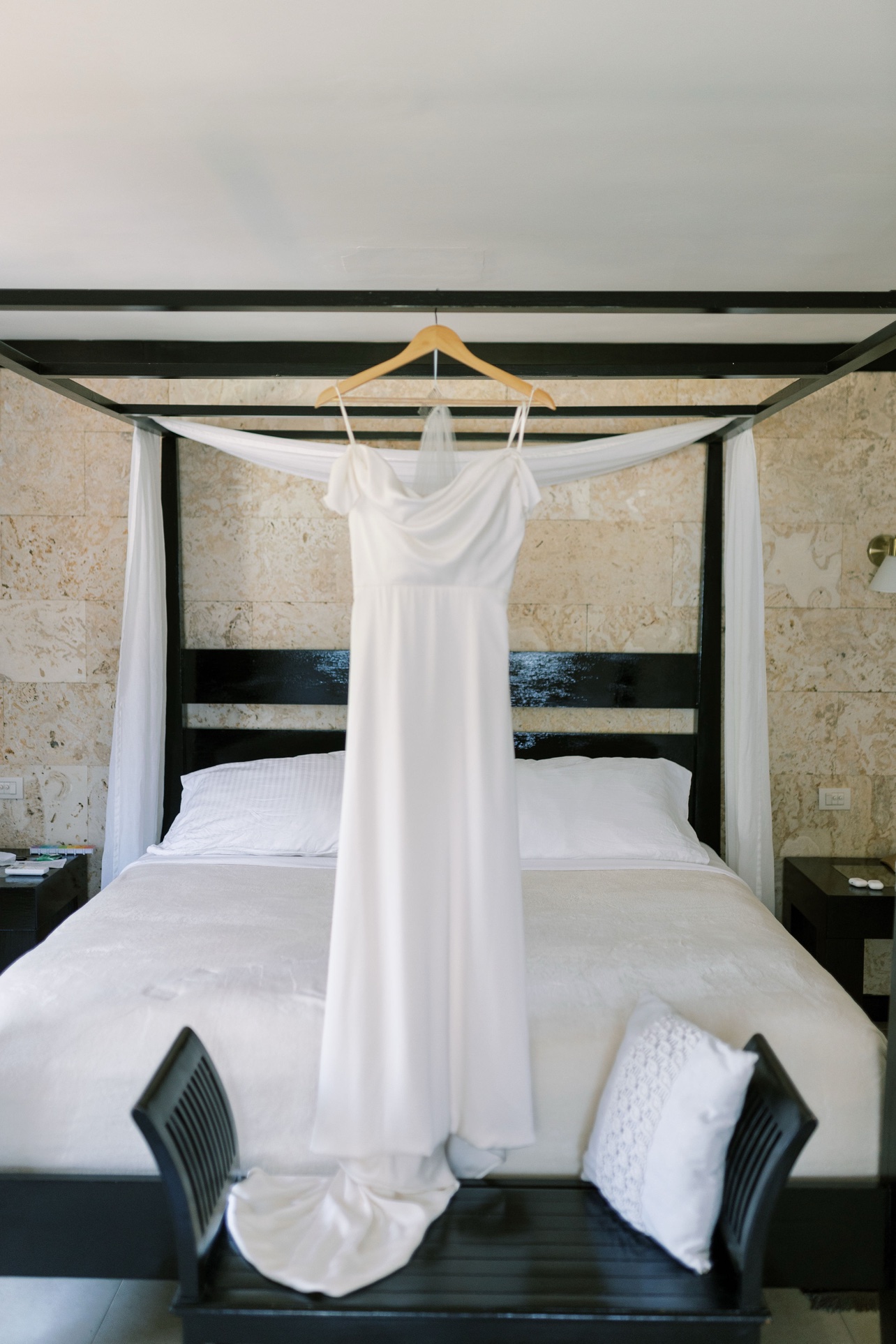 Vestido de novia colgado en la habitación antes de la boda