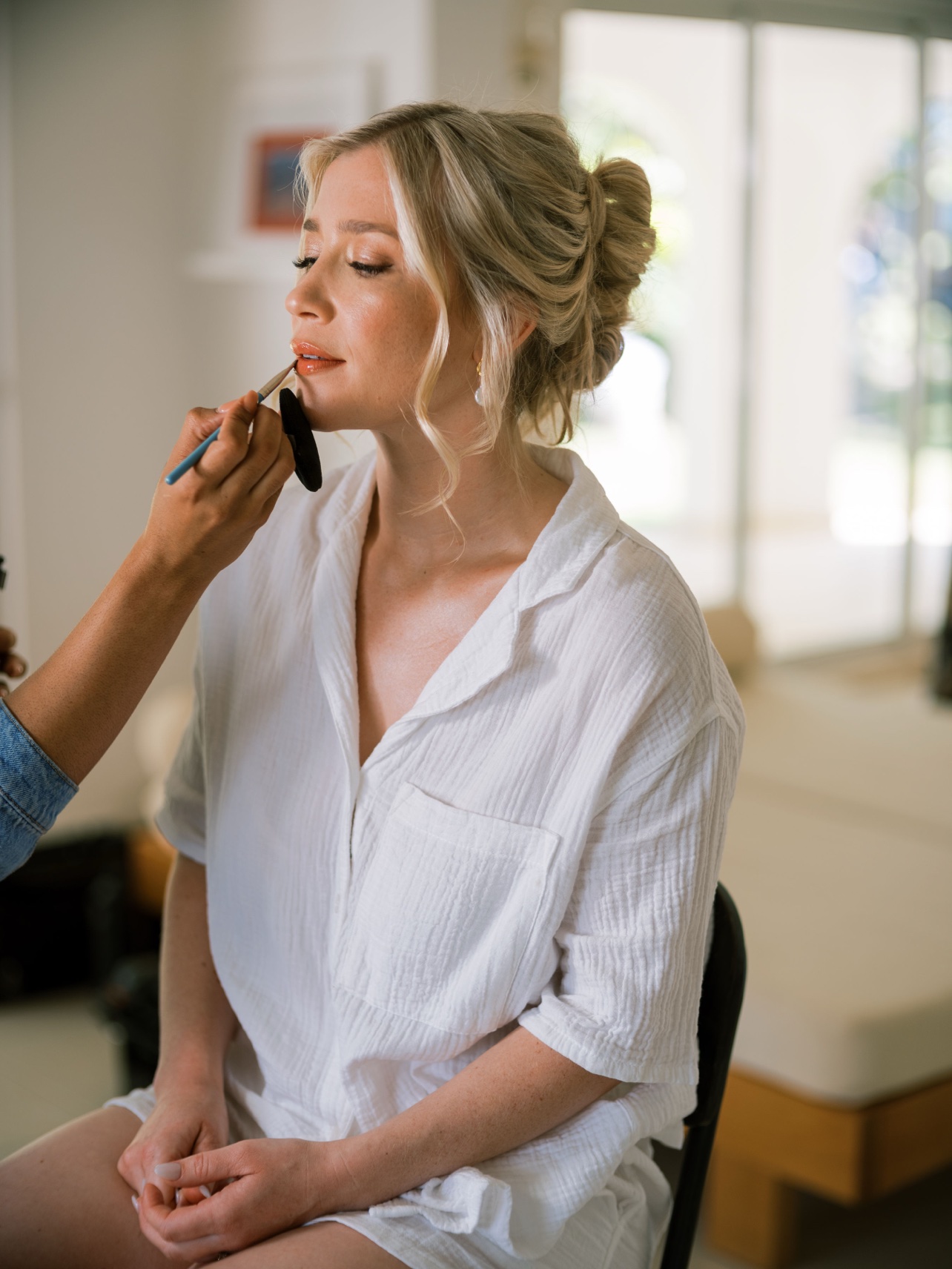 Novia recibiendo maquillaje antes de la boda