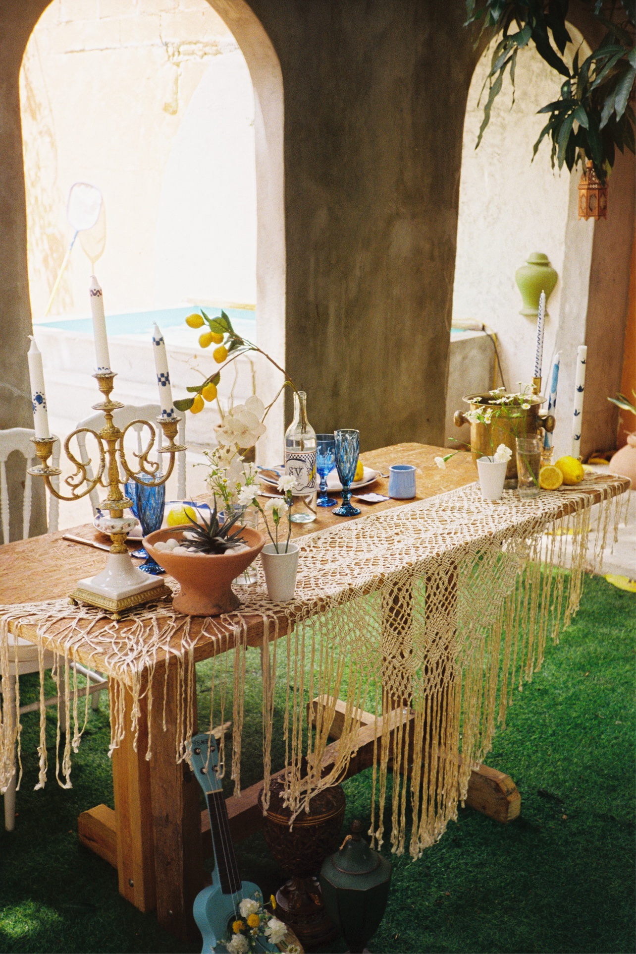 Mesa rústica decorada con un camino de macramé