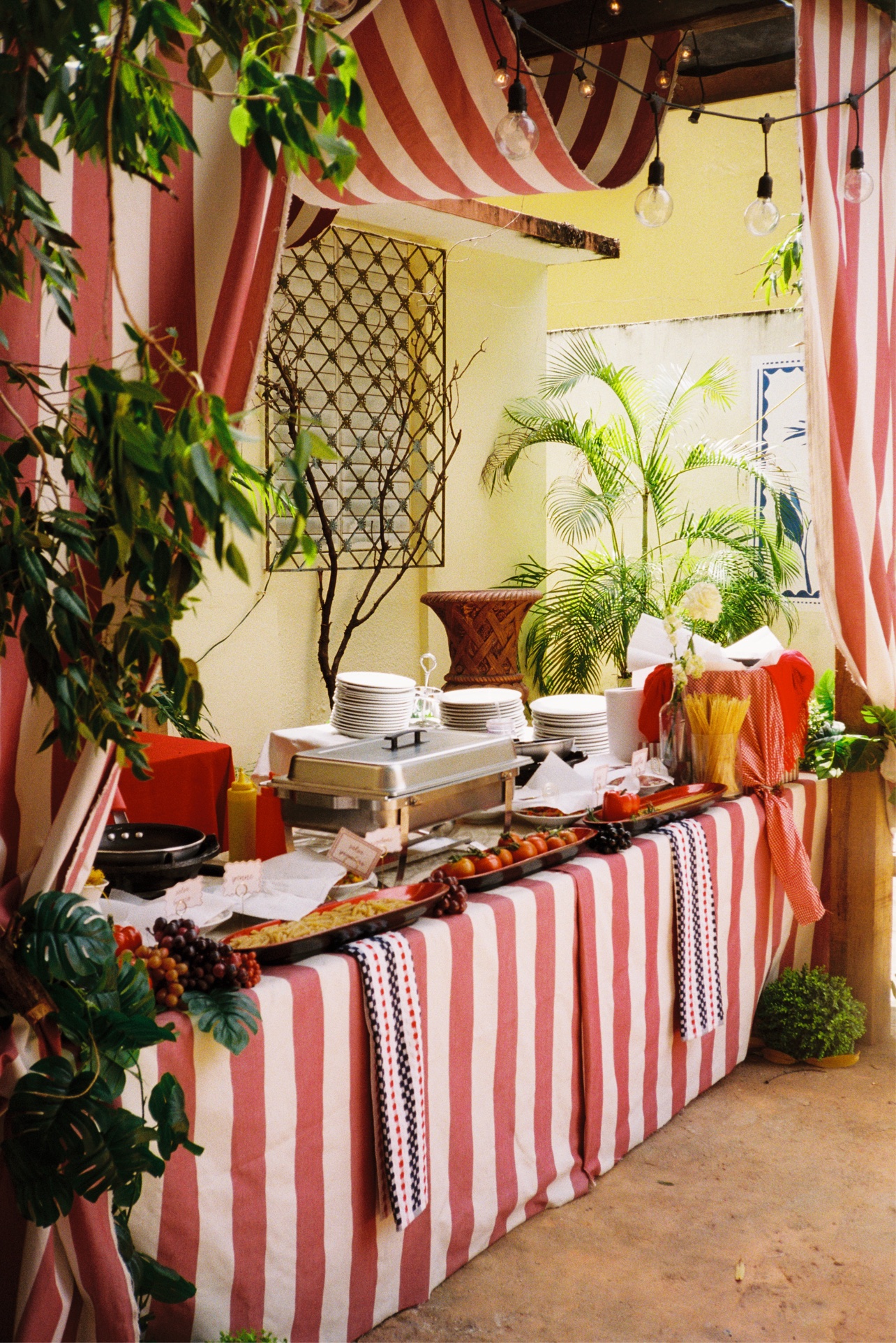 Buffet con mantel a rayas rojas y blancas