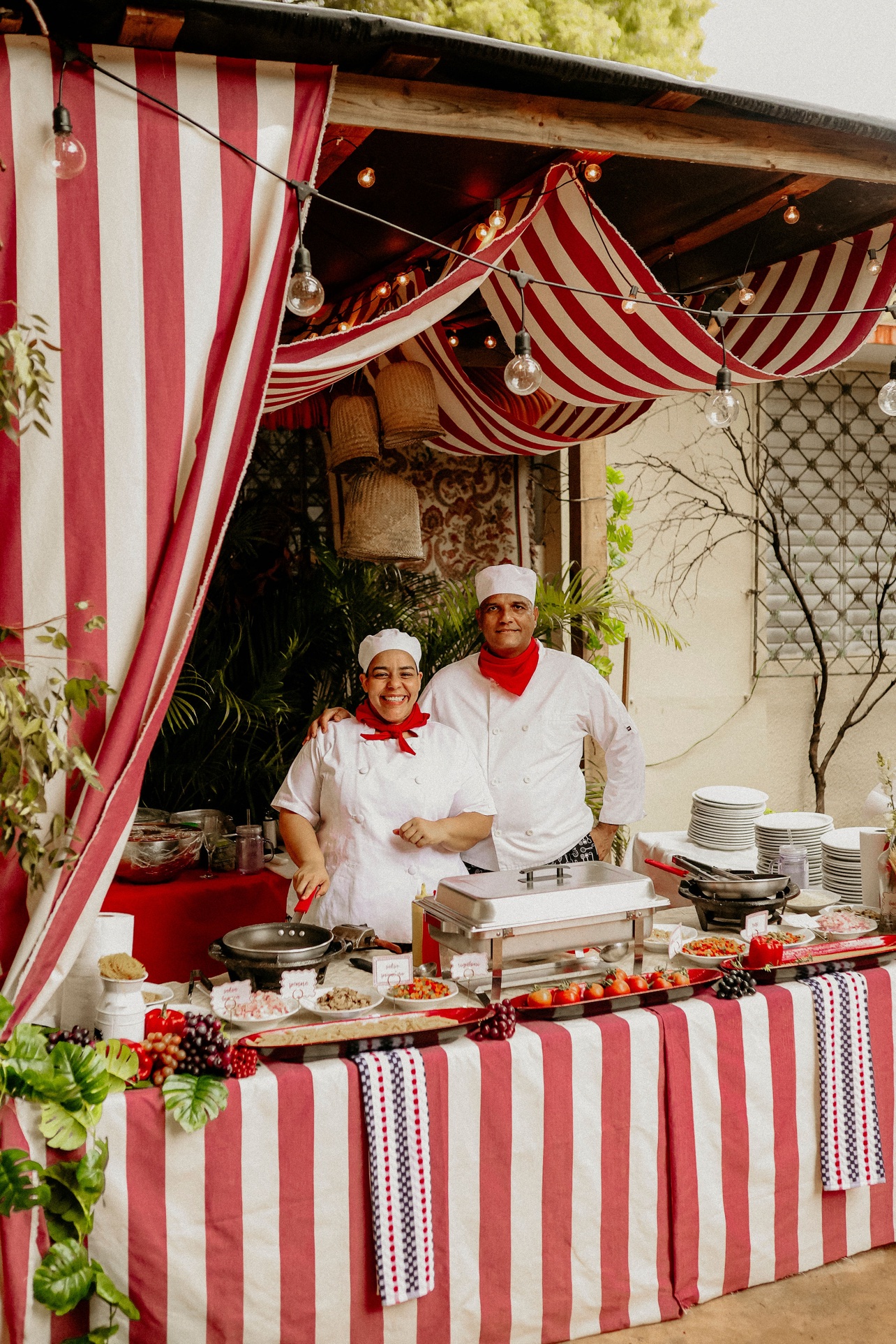 Equipo de catering frente al buffet de la recepción