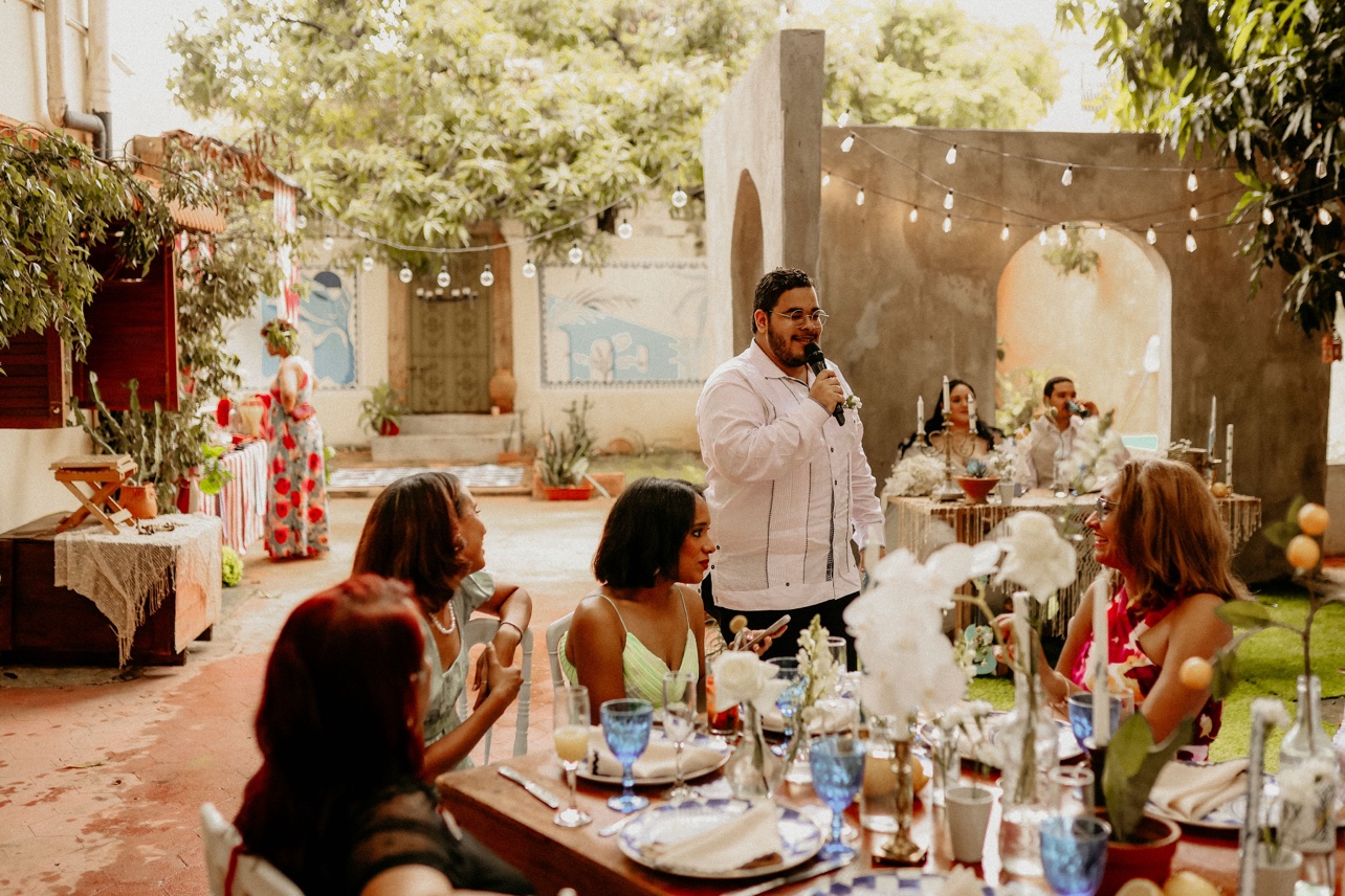 Invitado dando un discurso durante la recepción en el patio