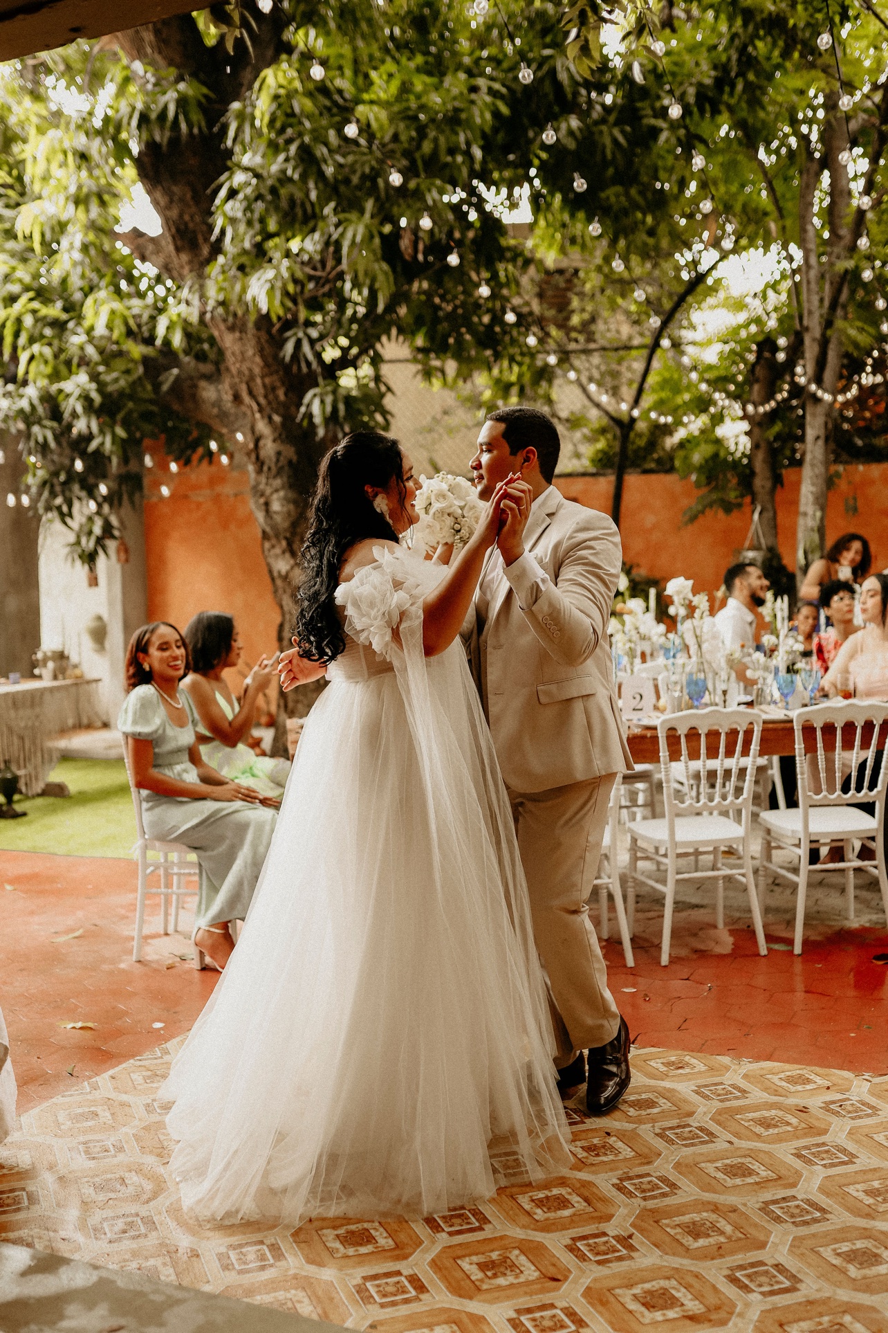 Primer baile de los novios en el patio