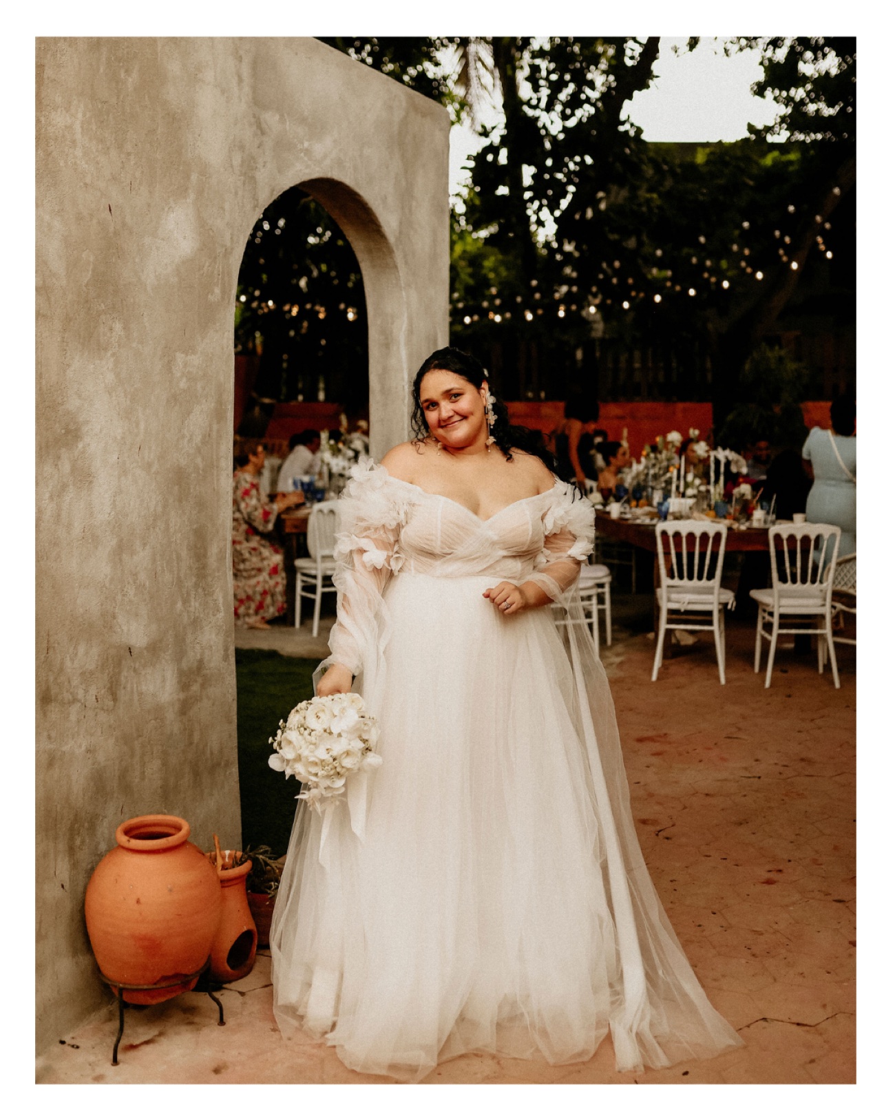 Retrato de la novia con su ramo durante la celebración