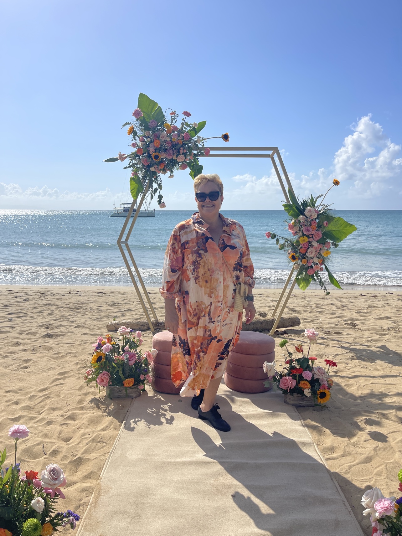 Decoración floral de una ceremonia frente al mar