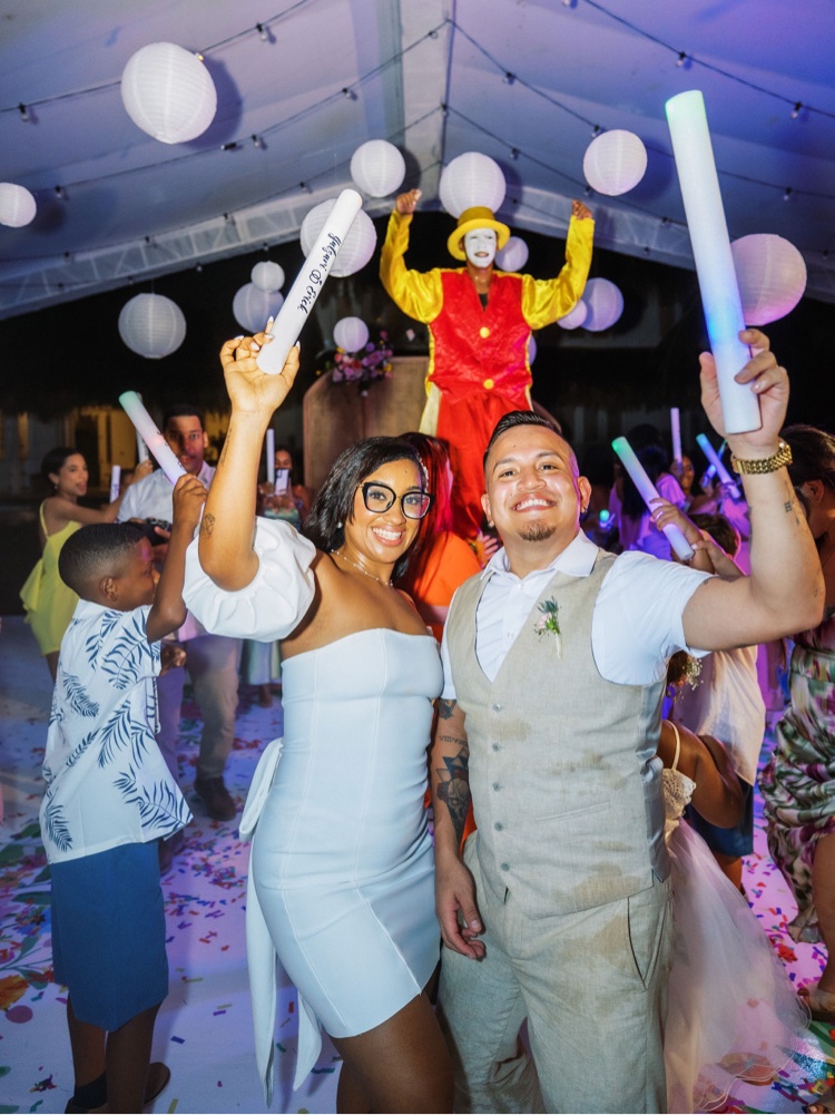 Novios bailando con luces de fiesta durante la recepción