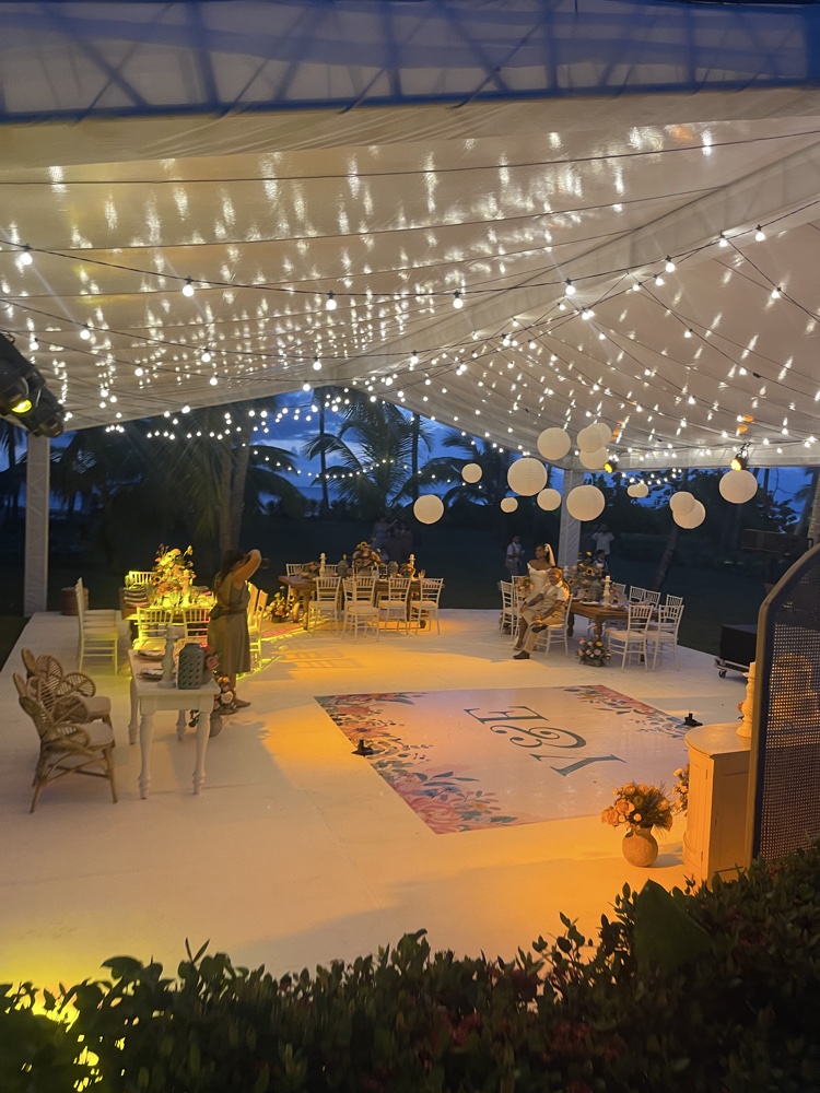 Pista de baile bajo una carpa con guirnaldas de luces