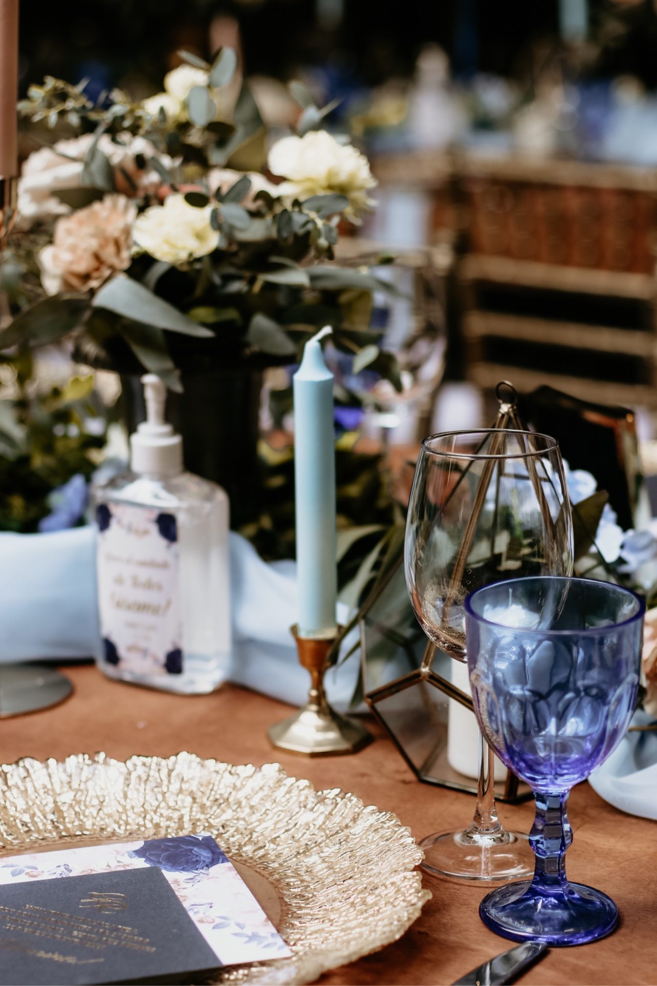 Detalle de mesa con vela azul y copa azul