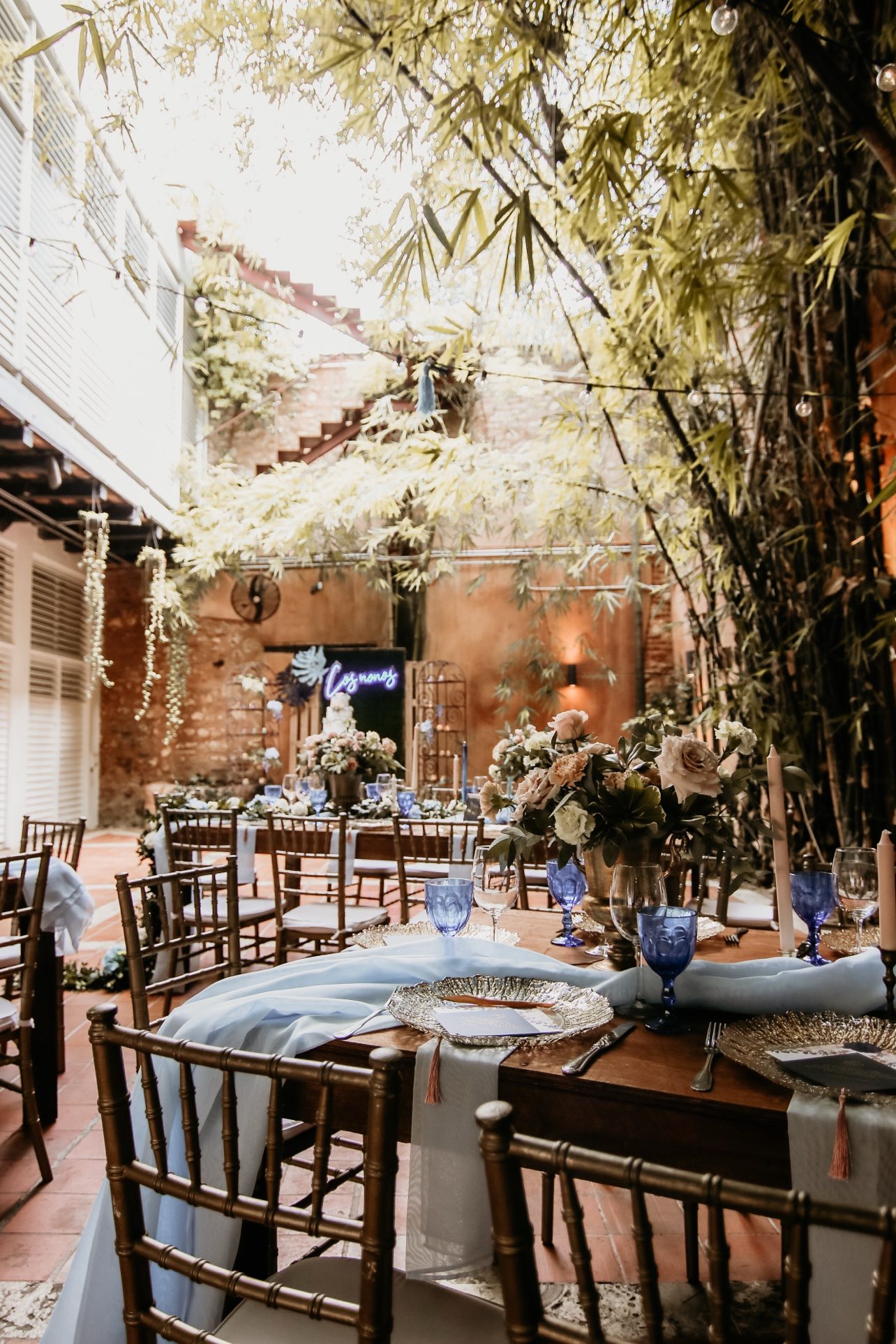 Patio con las mesas listas para la recepción
