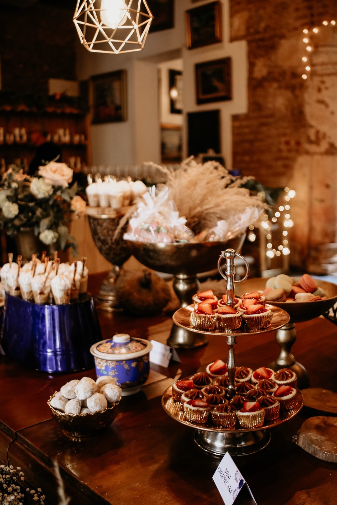 Mesa de postres con mini cheesecakes y dulces