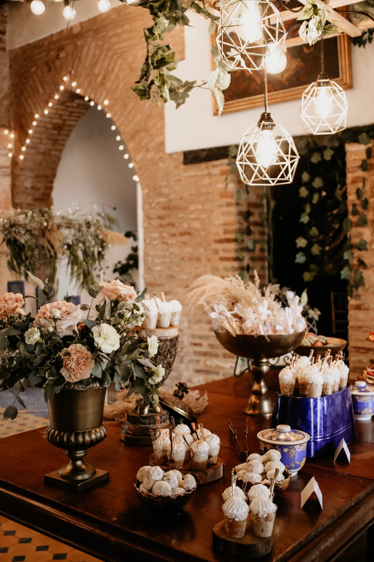 Detalle de la mesa de postres con flores