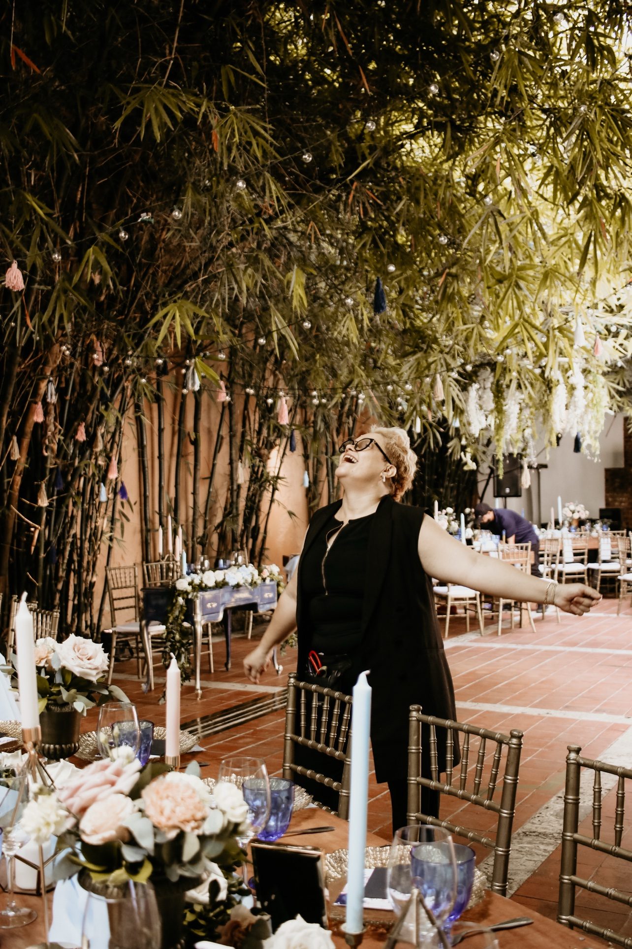 Carola celebrando en el patio decorado