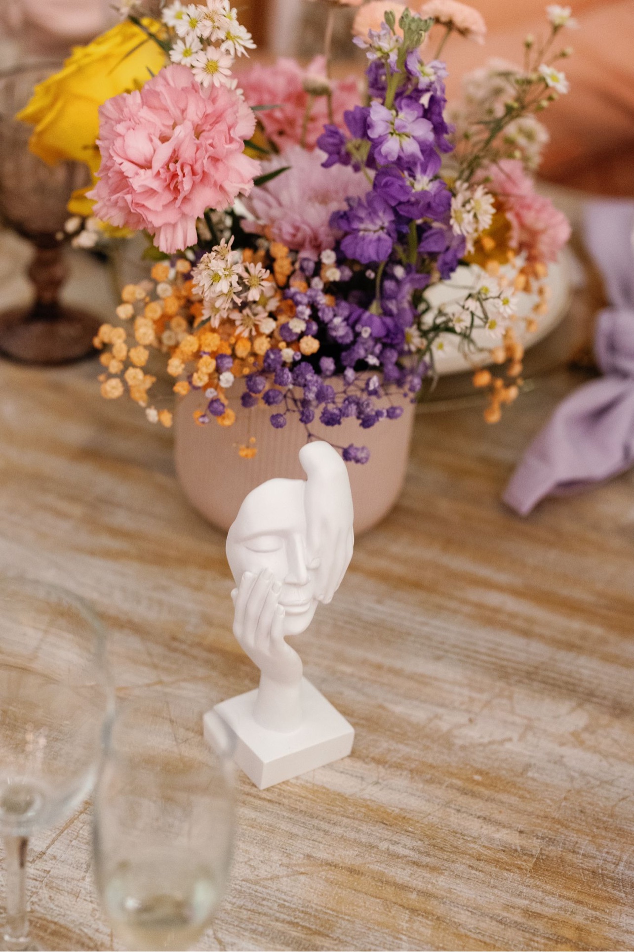 Arreglo floral de colores con bolas disco