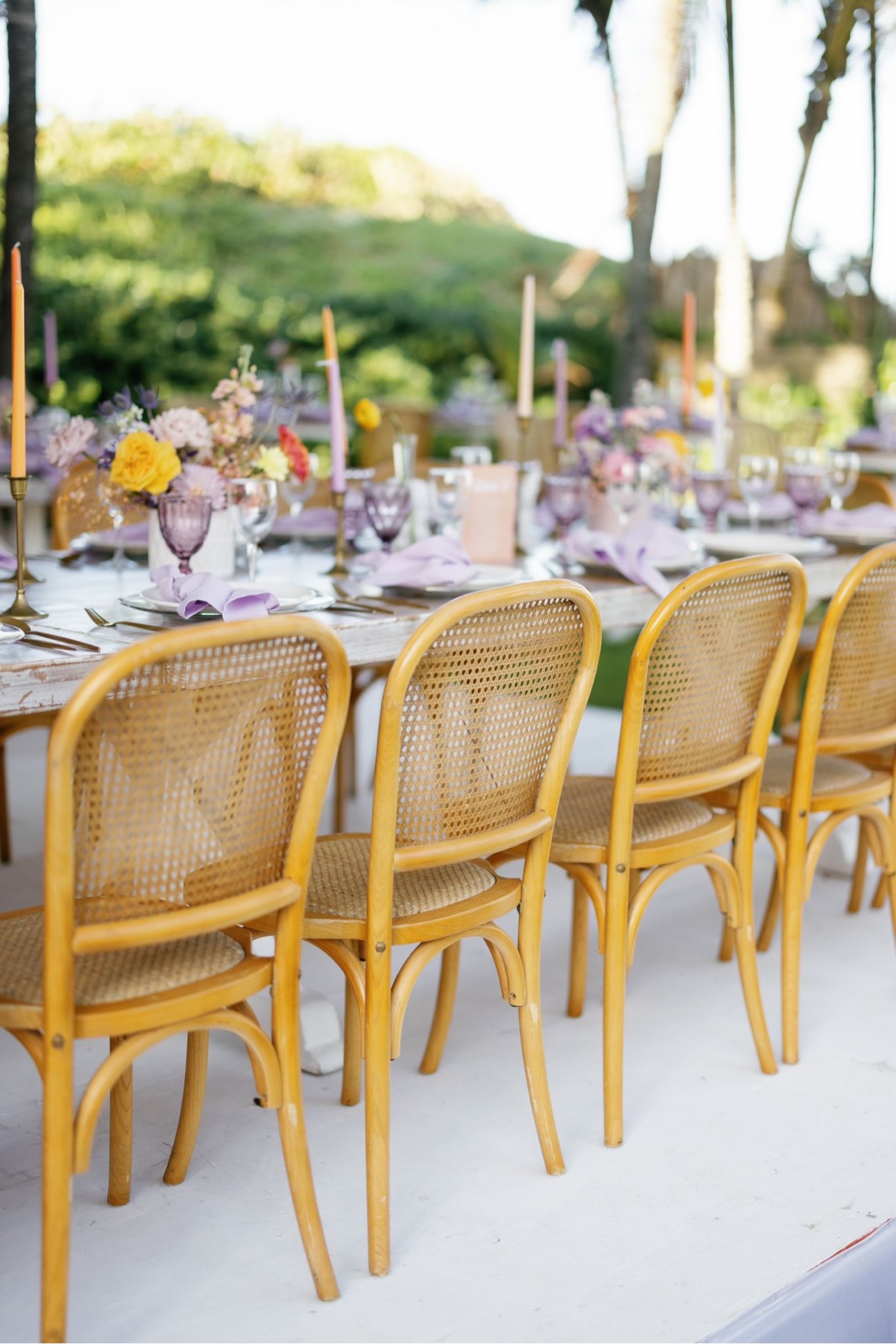 Silla con itinerario de la boda y abanico blanco