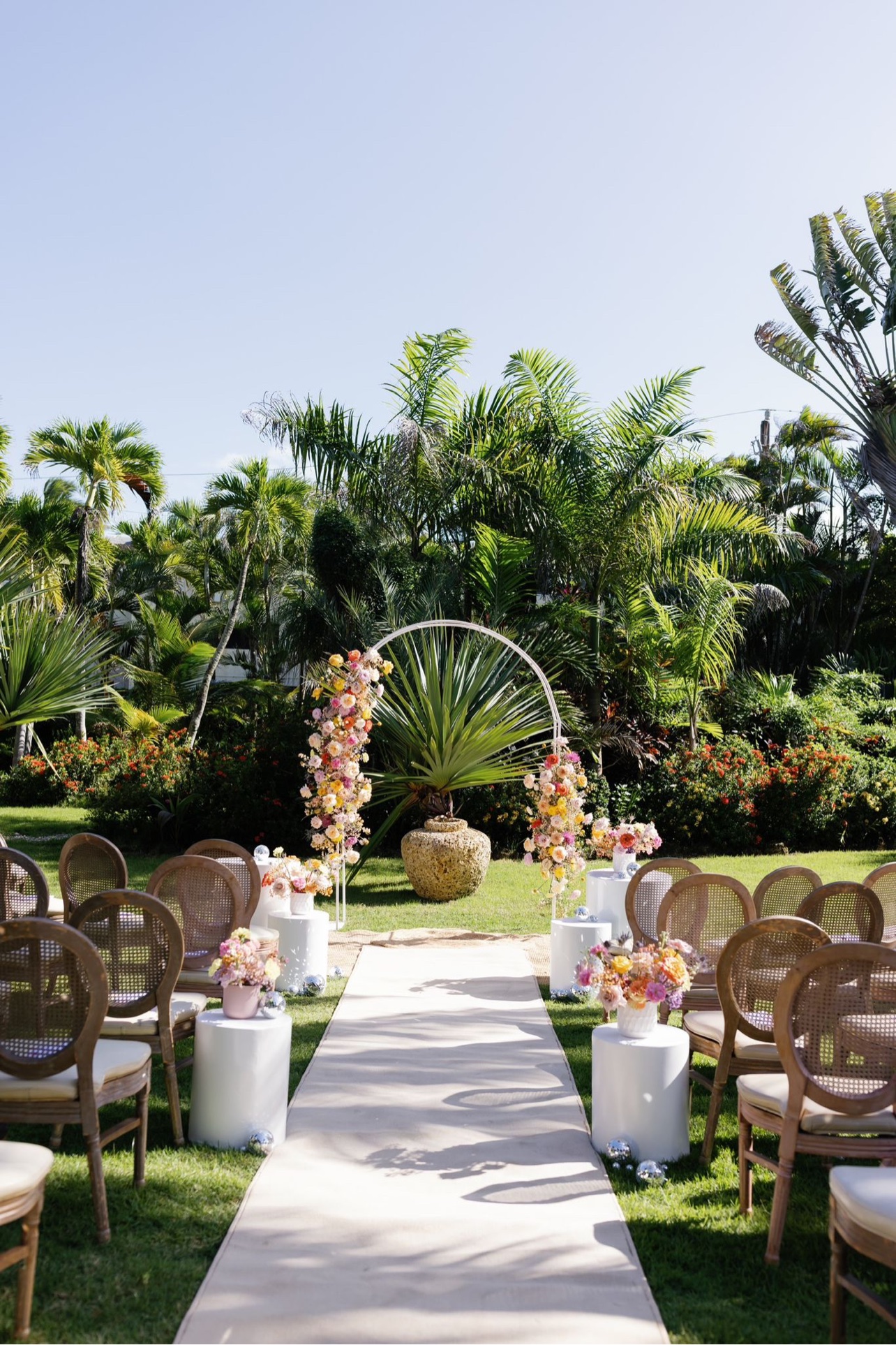 Ceremonia en el jardín con arco redondo de flores