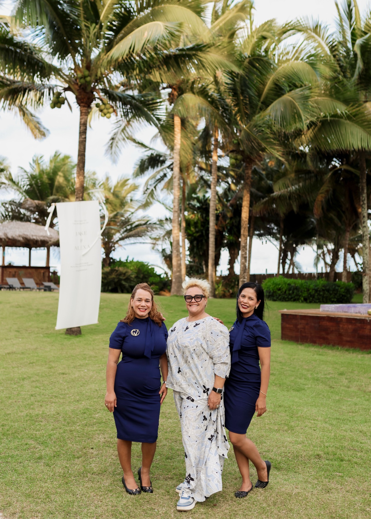 El equipo de Carola Vicente en una boda frente al mar