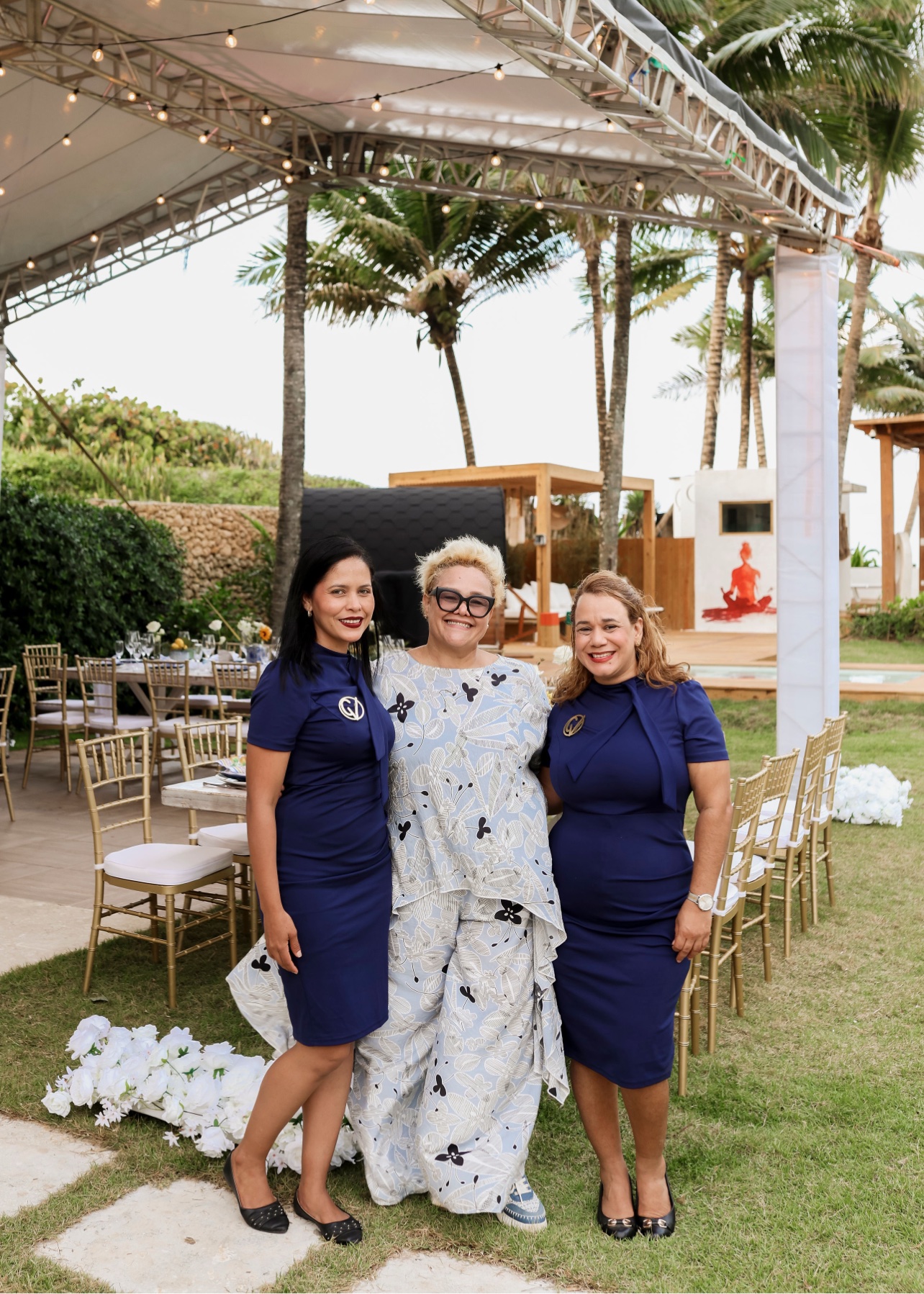 Carola Vicente junto a su equipo en una boda destino